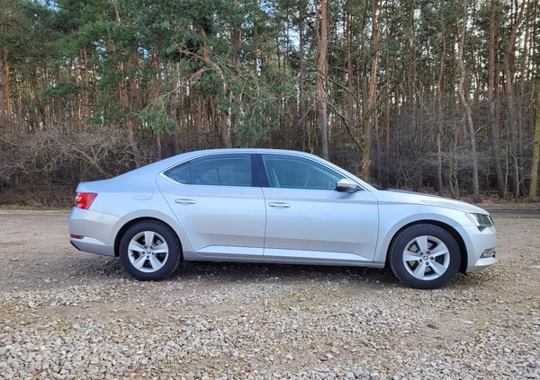 Skoda Superb cena 62500 przebieg: 155560, rok produkcji 2016 z Marki małe 172